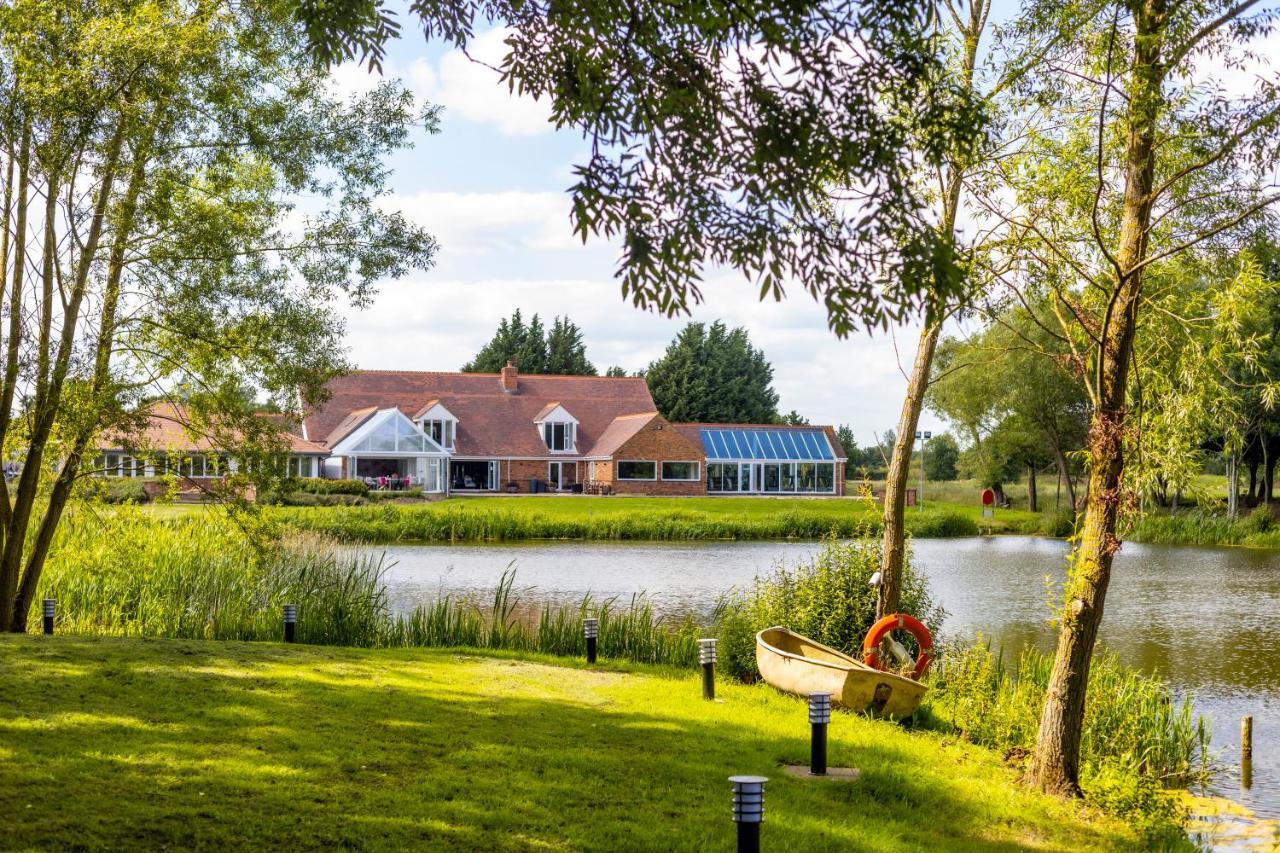 Kingfisher Hotel, Golf And Country Club ميلتون كينيز المظهر الخارجي الصورة