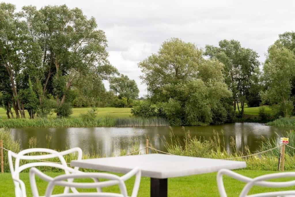 Kingfisher Hotel, Golf And Country Club ميلتون كينيز المظهر الخارجي الصورة